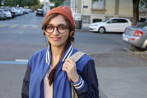 Şapka Gözlük Takan Kulaklıkla Müzik Dinleyen Öğrenci Kadın — Stok fotoğraf