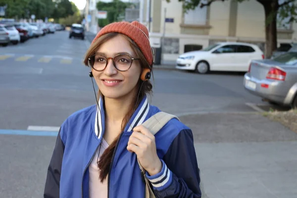 Egy Diák Sapkát Szemüveget Visel Zenét Hallgat Fejhallgatóval Szabadban Sétálva — Stock Fotó