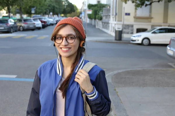 Mujer Estudiante Con Gorro Sombrero Anteojos Escuchando Música Través Auriculares —  Fotos de Stock