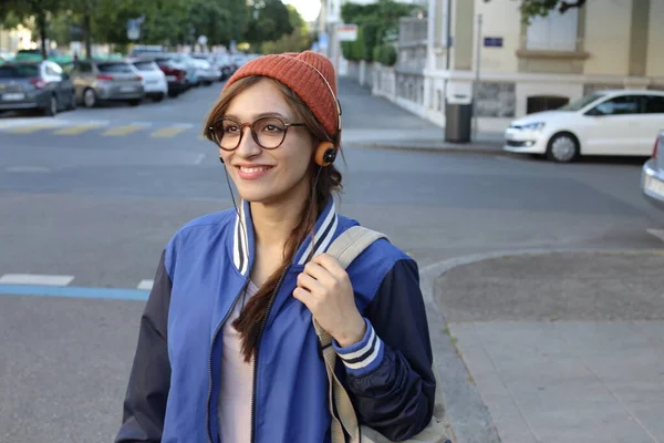 Student Kobieta Czapce Kapelusz Okulary Słuchanie Muzyki Poprzez Słuchawki Spaceru — Zdjęcie stockowe