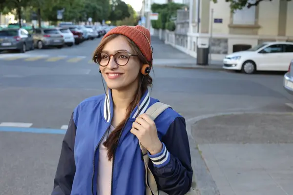 Student Kobieta Czapce Kapelusz Okulary Słuchanie Muzyki Poprzez Słuchawki Spaceru — Zdjęcie stockowe