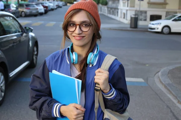 Mujer Estudiante Con Gorro Sombrero Gafas Con Cuadernos Caminando Aire — Foto de Stock
