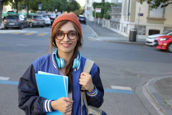 Studentin Mit Mütze Und Brille Und Notizbüchern Freien — Stockfoto