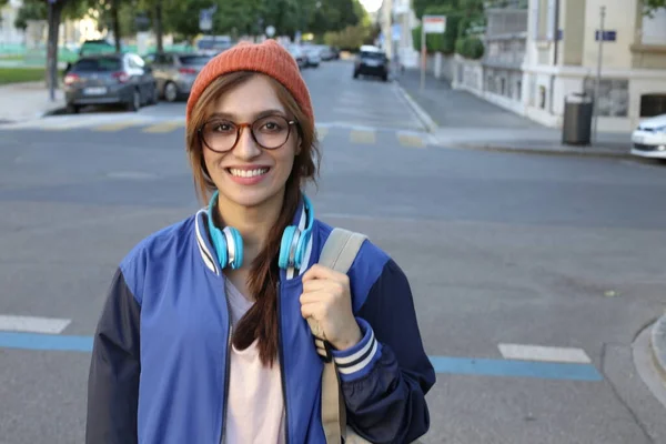 Bereli Gözlüklü Tatlı Öğrenci Kadın Dışarıda Yürüyor — Stok fotoğraf