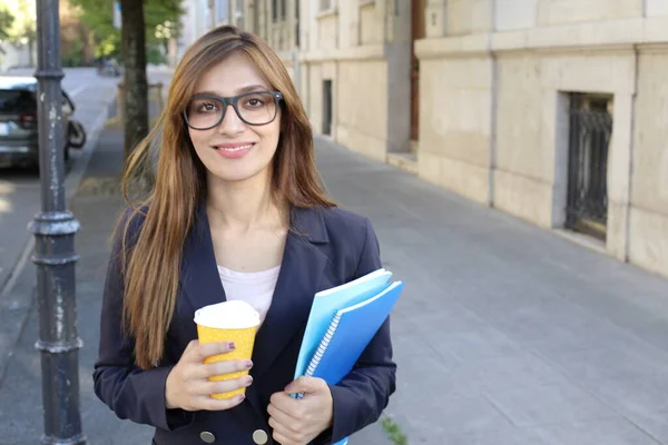 Gözlüklü Takım Elbiseli Güzel Bir Kadını Elinde Kahve Belgeler Tutuyor — Stok fotoğraf