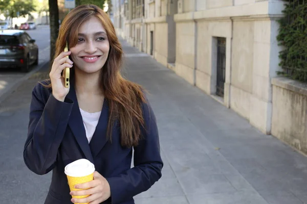 Takım Elbiseli Kadını Akıllı Telefonla Konuşuyor Dışarıda Kahve Tutuyor — Stok fotoğraf