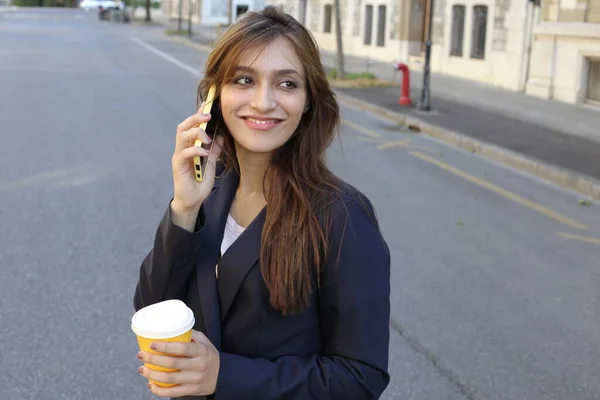 Mujer Negocios Traje Hablando Través Teléfono Inteligente Celebración Café Aire — Foto de Stock