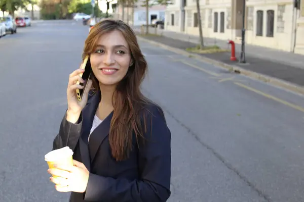 Mujer Negocios Traje Hablando Través Teléfono Inteligente Celebración Café Aire — Foto de Stock