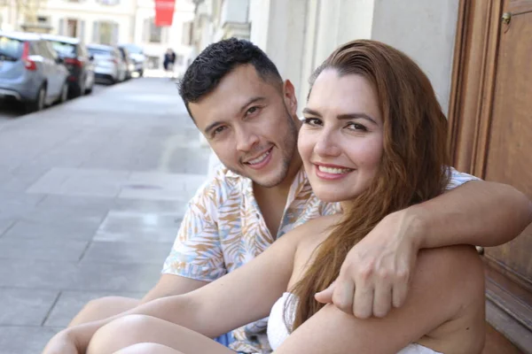 Şehirde Genç Mutlu Bir Çiftin Portresi — Stok fotoğraf