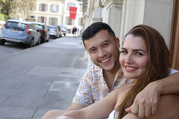 一对年轻夫妇在城市街道上的肖像 — 图库照片