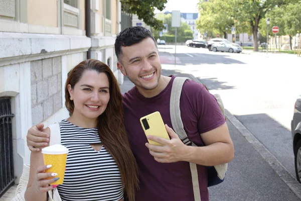 Portrait Jeune Couple Heureux Avec Tasse Papier Café Smartphone Sur — Photo