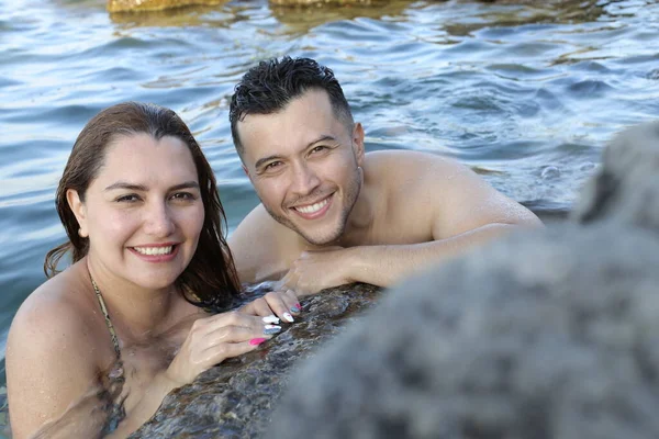 Close Retrato Jovem Casal Posando Juntos Água Costa Rochosa — Fotografia de Stock