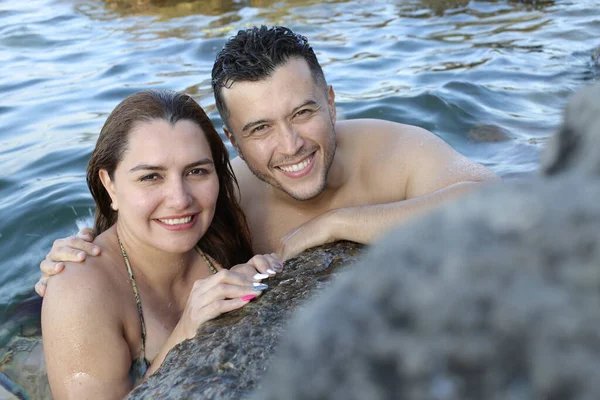 ロッキー海岸の水に一緒にポーズする若いカップルのクローズアップ肖像画 — ストック写真