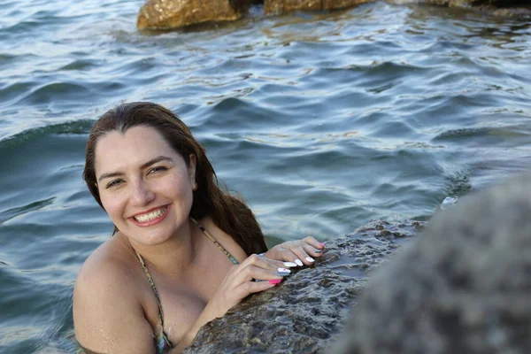 Close Portret Van Mooie Jonge Vrouw Bikini Poseren Water Rotsachtige — Stockfoto