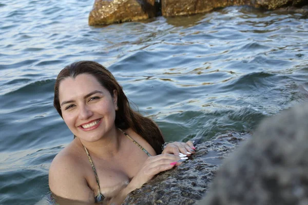 해변에서 비키니에 여자의 클로즈업 초상화 — 스톡 사진