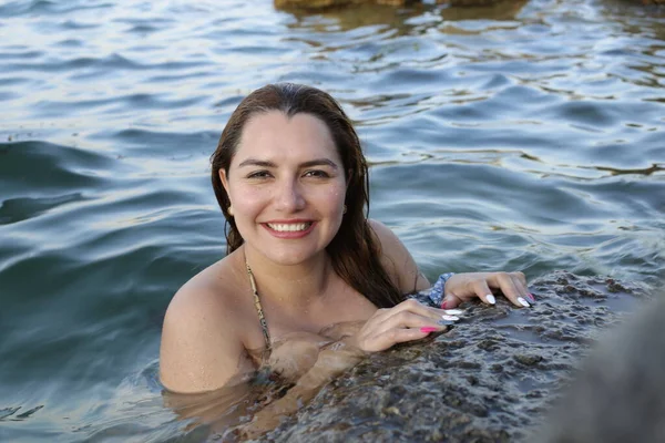 Крупный План Портрета Красивой Молодой Женщины Бикини Позирующей Воде Скалистом — стоковое фото