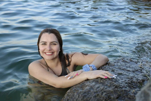 Крупный План Портрета Красивой Молодой Женщины Бикини Позирующей Воде Скалистом — стоковое фото