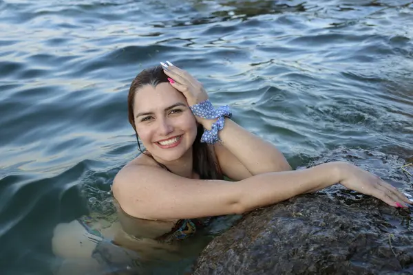 Close Portret Van Mooie Jonge Vrouw Bikini Poseren Water Rotsachtige — Stockfoto