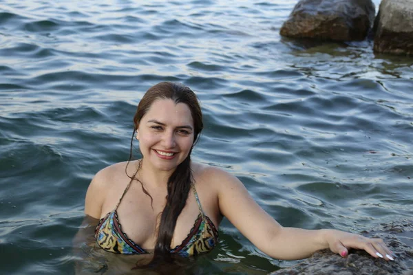 Kayalık Deniz Kıyısında Bikinili Suda Poz Veren Güzel Genç Bir — Stok fotoğraf