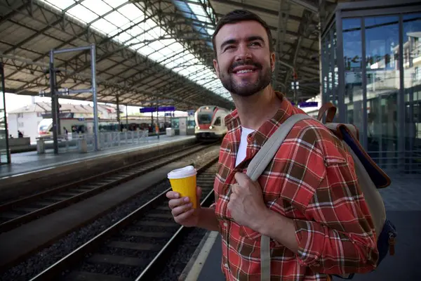 Retrato Joven Feliz Guapo Esperando Tren Estación Mientras Viaja Con — Foto de Stock
