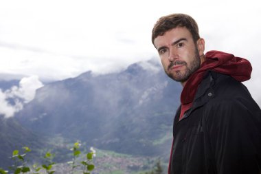 Dağlarda gezen yakışıklı genç adamın portresi.