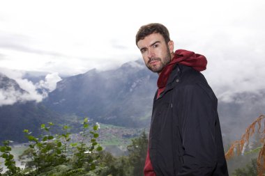 Dağlarda gezen yakışıklı genç adamın portresi.