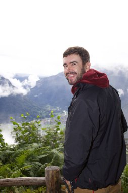 Dağlarda gezen yakışıklı genç adamın portresi.