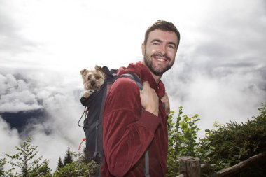 Sırt çantasıyla gezen yakışıklı genç adamın portresi.