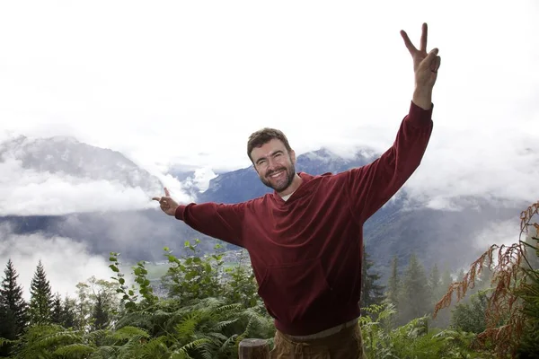 Dağlarda gezen yakışıklı genç adamın portresi.