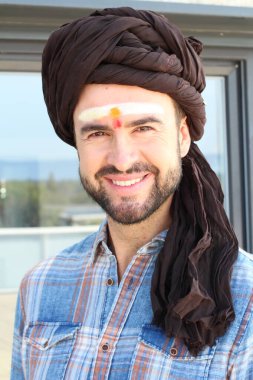 Sokakta türbanlı yakışıklı Hintli bir adamın portresi.