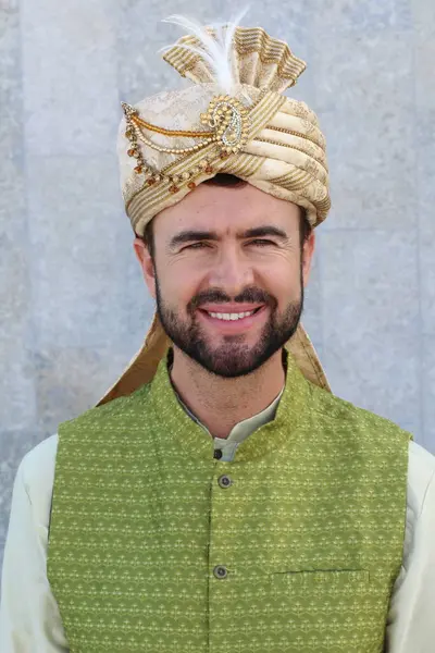 Porträt Eines Hübschen Jungen Indischen Mannes Mit Turban Auf Der — Stockfoto