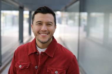 Caddenin üzerinde yakışıklı genç adam portresi