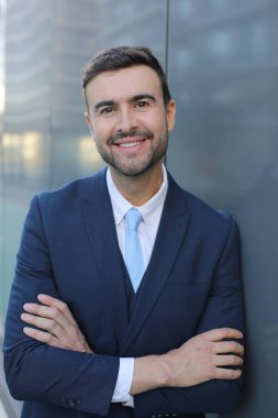 Şehir caddesinde takım elbiseli yakışıklı genç işadamının portresi.