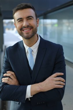 Şehir caddesinde takım elbiseli yakışıklı genç işadamının portresi.