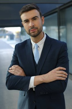Şehir caddesinde takım elbiseli yakışıklı genç işadamının portresi.