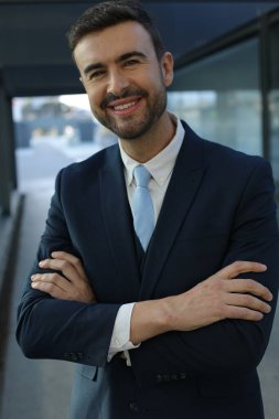 Şehir caddesinde takım elbiseli yakışıklı genç işadamının portresi.