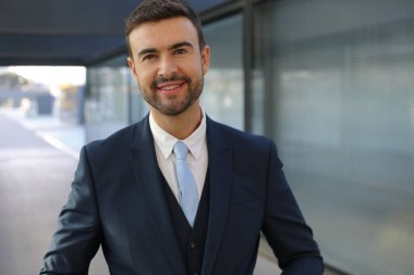 Şehir caddesinde takım elbiseli yakışıklı genç işadamının portresi.
