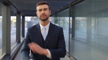 Şehir caddesinde takım elbiseli yakışıklı bir gencin yakın plan portresi.