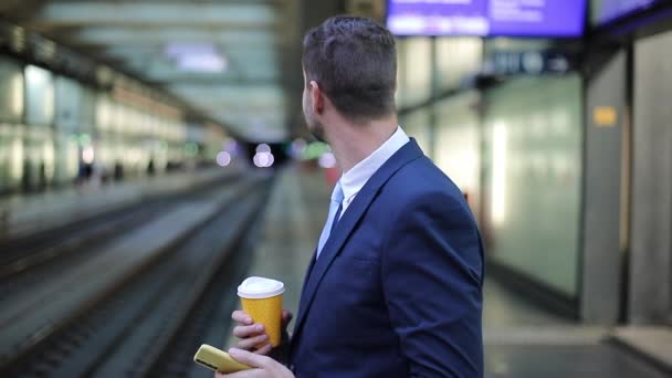 기차역에 커피의 종이컵 남자의 클로즈업 초상화 동영상 — 비디오