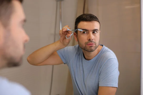 Retrato Belo Jovem Barbeando Suas Sobrancelhas Frente Espelho Banheiro — Fotografia de Stock