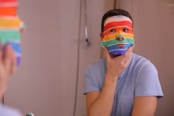 Ritratto Bel Giovane Uomo Con Maschera Facecare Nei Colori Della — Foto Stock