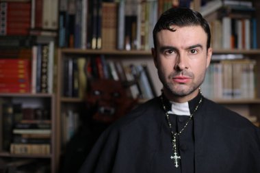 Kapalı alanda genç bir rahibin yakın plan portresi.