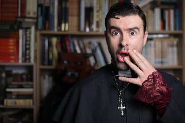 Kapalı alanda genç bir rahibin yakın plan portresi.