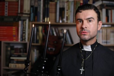 Kapalı alanda genç bir rahibin yakın plan portresi.