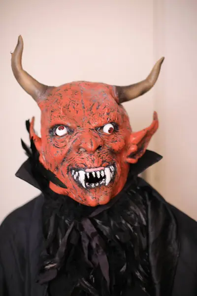 Primer Plano Retrato Persona Diablo Máscara Interior — Foto de Stock