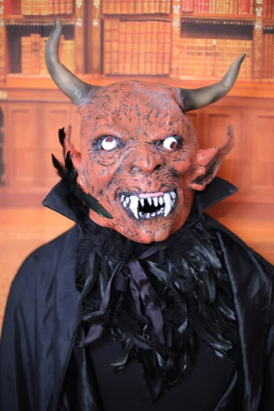 Şeytan Maskesi Takmış Birinin Yakın Plan Portresi — Stok fotoğraf