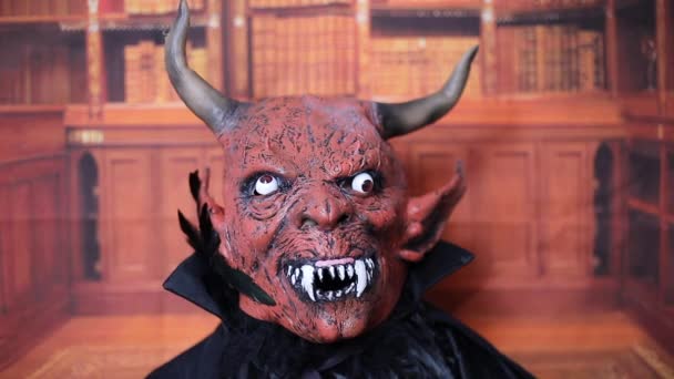 Close Retrato Pessoa Diabo Máscara Interior — Vídeo de Stock