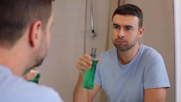 Zbliżenie Wideo Przystojny Młody Mężczyzna Pomocą Mycia Ust Przed Lustrem — Wideo stockowe