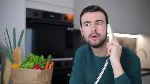 Zbliżenie Wideo Przystojny Młody Mężczyzna Rozmawiając Przez Telefon Domu Kuchnia — Wideo stockowe