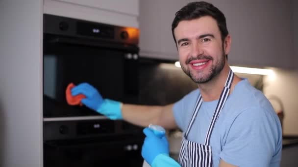Mutfağındaki Temizlik Malzemeleriyle Yakışıklı Genç Adamın Yakın Çekim Görüntüleri — Stok video